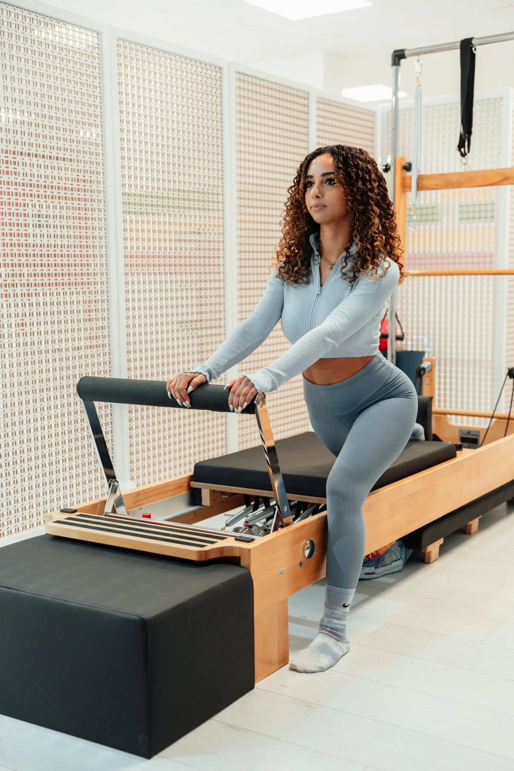 Jambes lourdes : causes, signes et solutions naturelles 60 bouger pilates activite.webp scaled