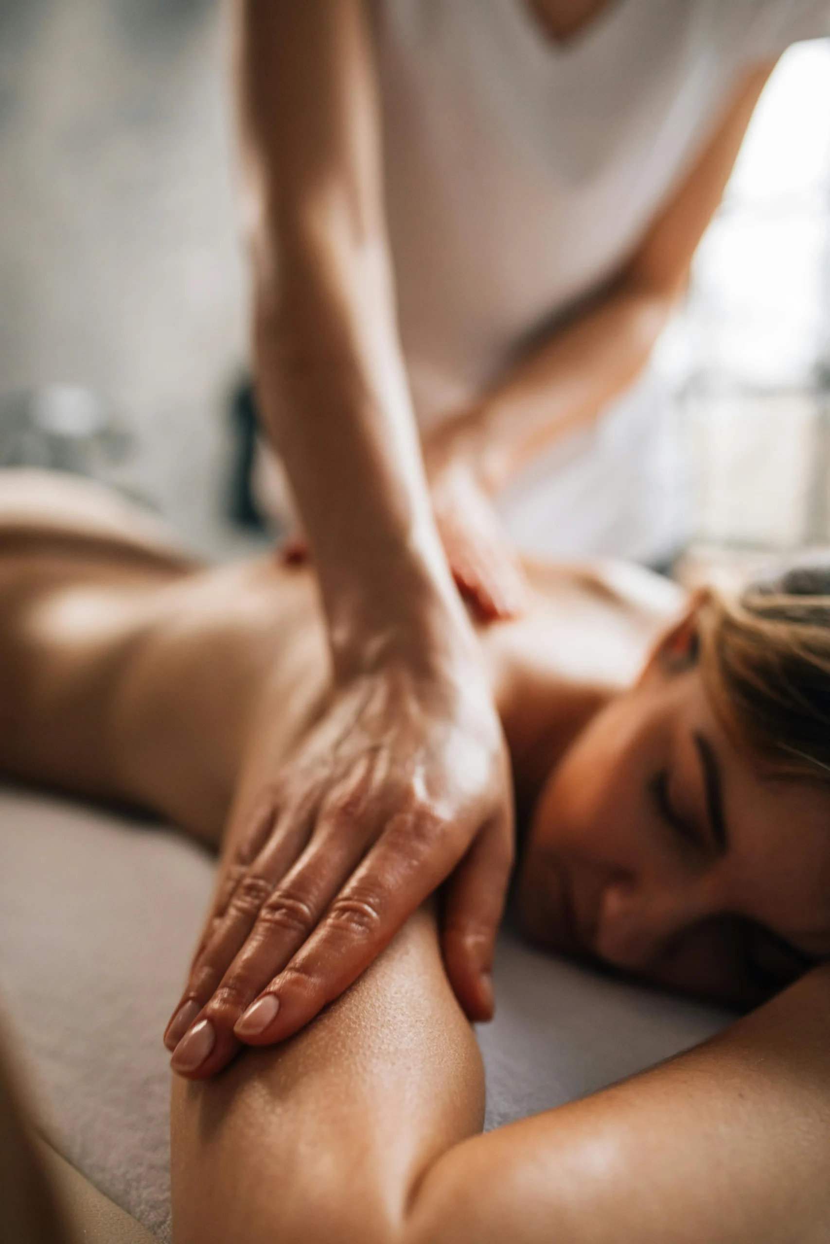 Méthode Vodder : pourquoi est-elle si efficace ? 50 massage bras detente.webp scaled