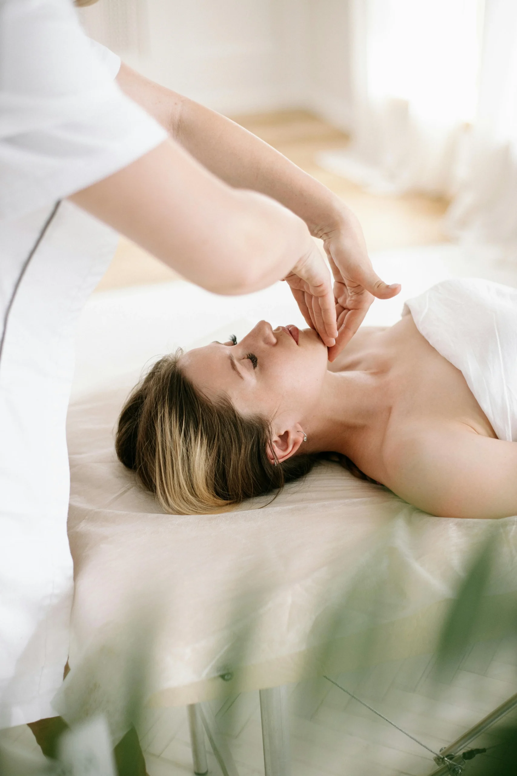 Méthode Vodder : pourquoi est-elle si efficace ? 49 drainage visage regeneration.webp scaled